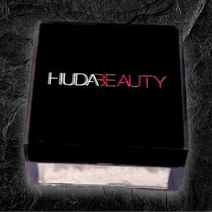 HUDA BEAUTY easy bake loose baking & setting powder. SUGAR COOKIE